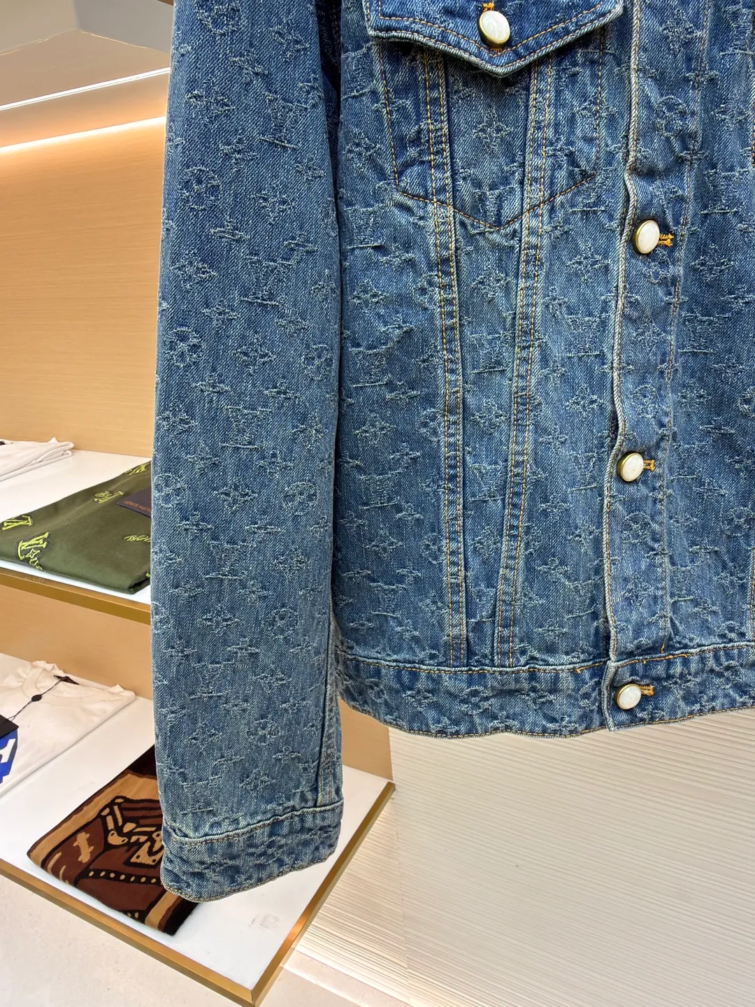 LOUIS VUITTON presbyopia jacquard denim jacket ●Original version: purchased and developed by 16989 ●Item number: 1680891- ●Material: denim fabric ●Technology: full-width jacquard production ●Version: fitted version ●Weight: about 995 grams ●Size: 46-48-50-52 ●Description: This skateboard denim jacket has an all-over contrasting Monogram jacquard texture, embellished with pearlescent buttons and pocket rivets, giving the casual skater silhouette a Dandy feel. Pair it with matching trousers for a trendy look, making it a perfect choice for every season. Monogram jacquard all over, Damier nubuck label at rear. The overall wiring is straight and delicate, the fabric is comfortable and soft, and the color is consistent without color difference. It can be matched with the same style to create a fashionable look and control various occasions. Customized accessories, complete with three standards, same style for men and women!